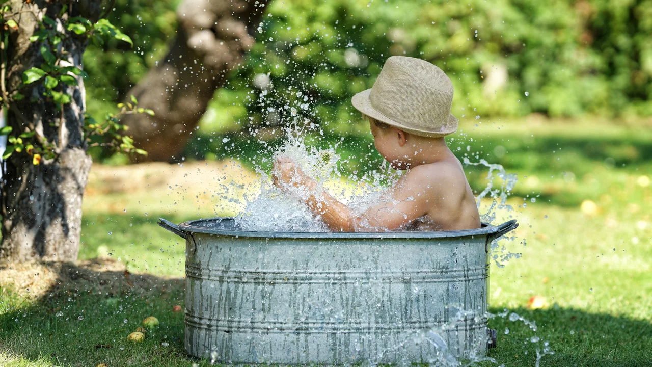Ist es besonders heiss im Garten, hilft eine Erfrischung im kühlen Nass. Für Kinder wird die Gartengelte zur Badewanne.