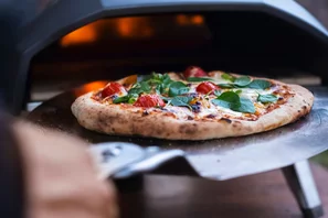 Pizza mit frischen Zutaten aus dem Garten im Ofen